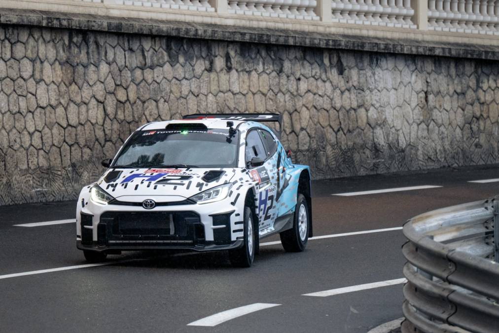 Wodorowy GR Yaris Rally2 H2 Concept na legendarnym torze w Monako. Za kierownicą Akio Toyoda