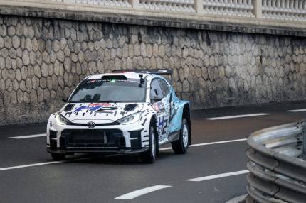 Wodorowy GR Yaris Rally2 H2 Concept na legendarnym torze w Monako. Za kierownicą Akio Toyoda
