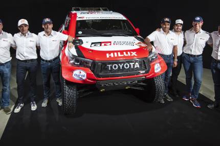 Fernando Alonso z Toyotą na Rajd Dakar 2020. Jest pełny skład