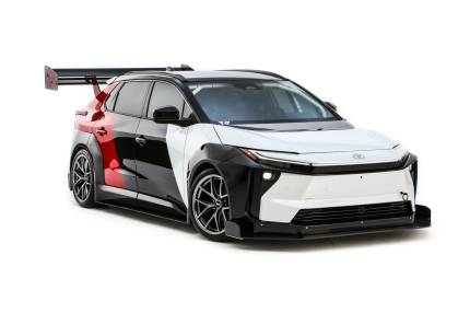 Unikalne koncepty Toyoty na targach SEMA 2025. Ekstremalny bZ4X, wyprawowa Corolla Cross, samowystarczalna Tacoma na wodór