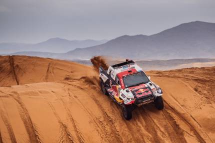 Trzy Toyoty Hilux na prowadzeniu w Rajdzie Dakar 2023