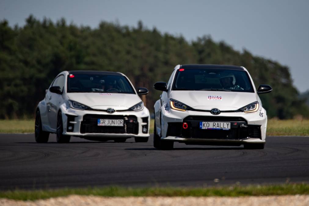 TOYOTA GR CUP 2026 na półmetku sezonu. Kolejni finaliści w rywalizacji torowej i digital motorsport
